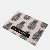 Tropisches Grau-Pink-Ananas-Muster mit Namen Fußmatte (Schrägansicht)