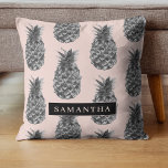 Tropisches Grau-Pink-Ananas-Muster mit Namen Kissen<br><div class="desc">Tropisches Grau-Pink-Ananas-Muster mit Namen</div>