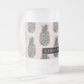 Tropisches Grau-Pink-Ananas-Muster mit Namen Mattglas Bierglas (Vorderseite Links)