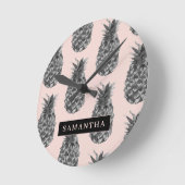 Tropisches Grau-Pink-Ananas-Muster mit Namen Runde Wanduhr (Winkel)