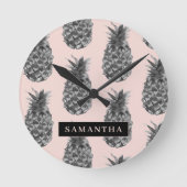 Tropisches Grau-Pink-Ananas-Muster mit Namen Runde Wanduhr (Vorderseite)