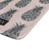 Tropisches Grau-Pink-Ananas-Muster mit Namen Schneidebrett (Ecke)