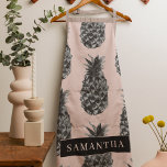 Tropisches Grau-Pink-Ananas-Muster mit Namen Schürze<br><div class="desc">Tropisches Grau-Pink-Ananas-Muster mit Namen</div>