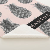 Tropisches Grau-Pink-Ananas-Muster mit Namen Sherpadecke (3/4)
