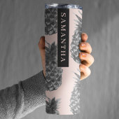 Tropisches Grau-Pink-Ananas-Muster mit Namen Thermosbecher