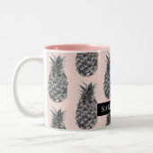 Tropisches Grau-Pink-Ananas-Muster mit Namen Zweifarbige Tasse (Links)