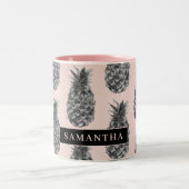 Tropisches Grau-Pink-Ananas-Muster mit Namen Zweifarbige Tasse (Mittel)