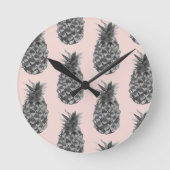 Tropisches Grau-Pink-Ananas Nahtloses Muster Runde Wanduhr (Vorderseite)