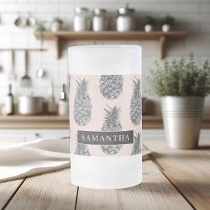 Tropisches Grau & Rosa Ananas-Muster mit Namen Mattglas Bierglas