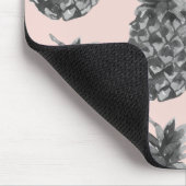 Tropisches Graues und rosa Ananas Nahtloses Muster Mousepad (Ecke)