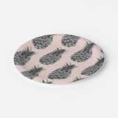 Tropisches Graues und rosa Ananas Nahtloses Muster Pappteller (Schrägansicht)