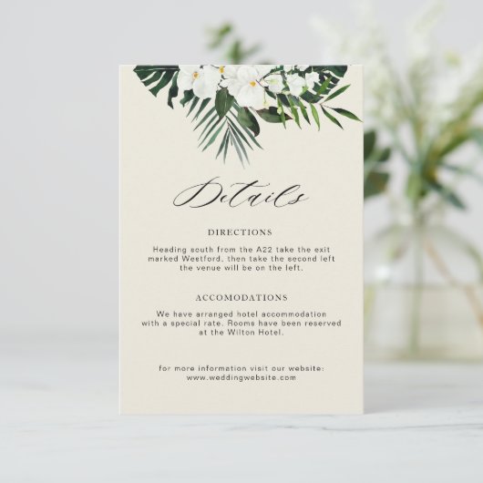 Tropisches Grün, weiße Blumen Hochzeitsdetails Begleitkarte (Stehend Vorderseite)