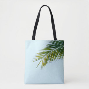Tropisches grünes Palmenblatt auf Hellblau Tasche