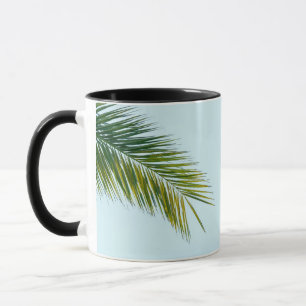 Tropisches grünes Palmenblatt auf Hellblau Tasse