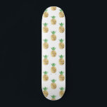 Tropisches Hawaiianisches Ananas-Muster Skateboard<br><div class="desc">Fun tropisches Hawaiian Gold Foil Ananas Muster. Dieses trendige,  gelbe und grüne Ananas von Aloha Hawaii ist ein cooler Ausdruck für ein Geburtstagsgeschenk im Sommer.</div>