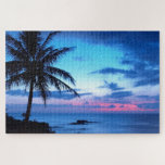 Tropisches Hübsches Rosa Puzzle<br><div class="desc">Schöne Naturfotografie. Ein stilvolles und gepflegtes Foto mit hellen und dunkelblauen, türkisfarbenen, violetten, amethystischen lila und pastellrosa Sonnenuntergang an einem exotischen Strand der Hawaiianischen Insel mit Palmen. Eine hübsche tropische Szene für Liebhaber von Hawaii, karibische Strände, das Meer, das Meer, die Schönheit der Tropen, und beliebte sonnige Sommerferien Destinationen.</div>