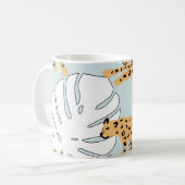 Tropisches Leopardentier und Monstera-Palmen-Blätt Kaffeetasse (Vorderseite Links)