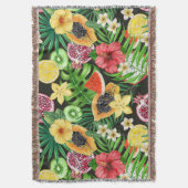 Tropisches Mischobst, Blume und Blätter auf schwar Decke (Vorderseite Vertikal)