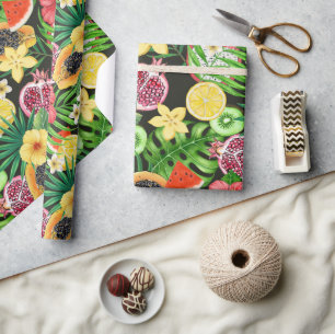 Tropisches Mischobst, Blume und Blätter auf schwar Geschenkpapier