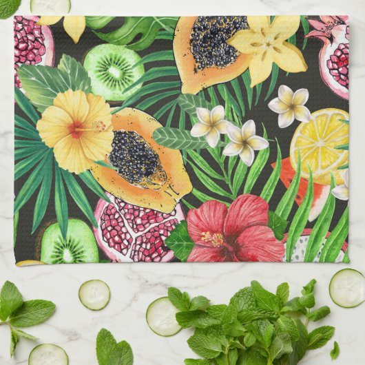 Tropisches Mischobst, Blume und Blätter auf schwar Geschirrtuch (Gefaltet)