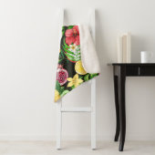 Tropisches Mischobst, Blume und Blätter auf schwar Sherpadecke (Beispiel)