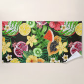 Tropisches Mischobst, Blume und Blätter auf schwar Strandtuch (Vorderseite)