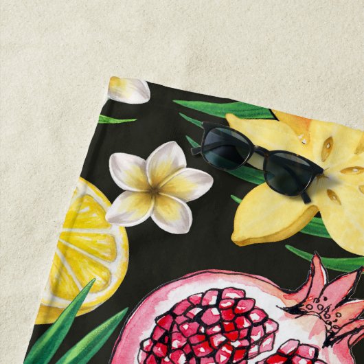 Tropisches Mischobst, Blume und Blätter auf schwar Strandtuch (Beispiel)