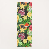 Tropisches Mischobst, Blume und Blätter auf schwar Yogamatte (Vorderseite)