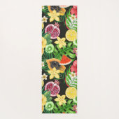 Tropisches Mischobst, Blume und Blätter auf schwar Yogamatte (Rückseite)