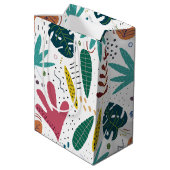 Tropisches Muster mit bunten Blätter Mittlere Geschenktüte (Rückseite Schrägansicht)