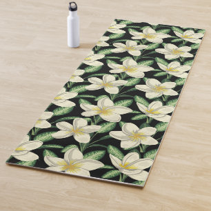 Tropisches nahtloses Muster weiße Blumen grüner Bl Yogamatte