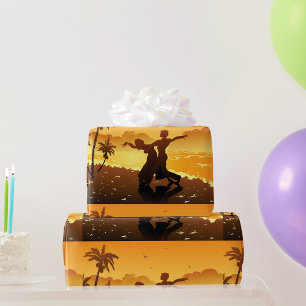 Tropisches Paar, das beim Sonnenuntergang am Stran Geschenkpapier
