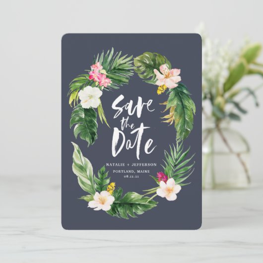 Tropisches Palmenblatt und Blumenblättern Save The Date (Stehend Vorderseite)