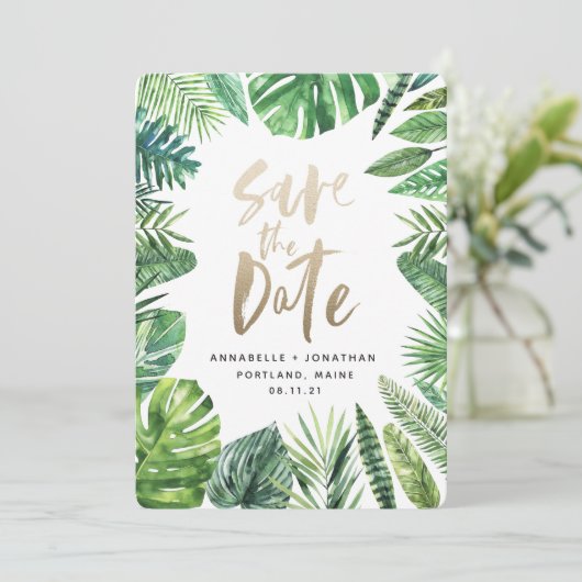 Tropisches Palmenblätterblättern und Goldschrift Save The Date (Stehend Vorderseite)