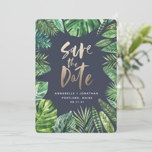 Tropisches Palmenblätterblättern und Goldschrift Save The Date (Stehend Vorderseite)