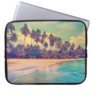 Tropisches Paradies: Meer, Hotel, Strand. Laptopschutzhülle