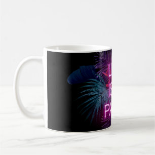 Tropisches Party, Blätter aus Neonpalmen. Kaffeetasse