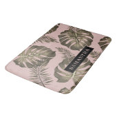 Tropisches Pink & Gold Palm Blätter Muster & Name Badematte (Schrägansicht)