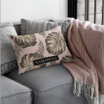 Tropisches Pink & Gold Palm Blätter Muster & Name Dekokissen<br><div class="desc">Das tropische Pink & Gold Palm-Blätter zeichnet sich durch ein lebhaftes und exotisches Design aus, das durch tropische Ästhetik inspiriert wird. Die Farbgestaltung ist in Rosa- und Goldtönen gehalten und schafft ein luxuriöses und stilvolles Ambiente. Das Muster besteht aus palmenfarbenen Blätter, die in verschiedenen Größen und Ausrichtungen dargestellt werden und...</div>