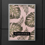 Tropisches Pink & Gold Palm Blätter Muster & Name Poster<br><div class="desc">Das tropische Pink & Gold Palm-Blätter zeichnet sich durch ein lebhaftes und exotisches Design aus, das durch tropische Ästhetik inspiriert wird. Die Farbgestaltung ist in Rosa- und Goldtönen gehalten und schafft ein luxuriöses und stilvolles Ambiente. Das Muster besteht aus palmenfarbenen Blätter, die in verschiedenen Größen und Ausrichtungen dargestellt werden und...</div>