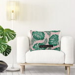 Tropisches Pink und grüne Palme Blätter Muster und Dekokissen<br><div class="desc">Das tropische Blätter Pink & Green Palm ist ein lebendiges Design, das Naturelemente und tropische Ästhetik vereint. Die Blätter sind in Rosa und Grün gehalten, bilden einen auffallenden Kontrast und wirken eindrucksvoll. Das tropische Pink und Green Palm Blätter ist ein lebendiges und visuell faszinierendes Design, das die Schönheit der Natur...</div>