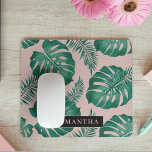 Tropisches Pink und grüne Palme Blätter Muster und Mousepad<br><div class="desc">Das tropische Blätter Pink & Green Palm ist ein lebendiges Design, das Naturelemente und tropische Ästhetik vereint. Die Blätter sind in Rosa und Grün gehalten, bilden einen auffallenden Kontrast und wirken eindrucksvoll. Das tropische Pink und Green Palm Blätter ist ein lebendiges und visuell faszinierendes Design, das die Schönheit der Natur...</div>