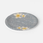 Tropisches Plumeria Blume Grau-Gelb Sommer Party Pappteller (Schrägansicht)