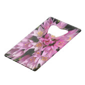 Tropisches Rosa und gelbe Blumen Kreditkartenflaschenöffner (Rückseite Schrägansicht)