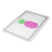 Tropisches Rosa und grüne Ananas Badematte (Schrägansicht)