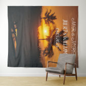 Tropisches Script Mr. & Mrs. Wedding Backdrop Bann Wandteppich (Beispiel (Horizontal))