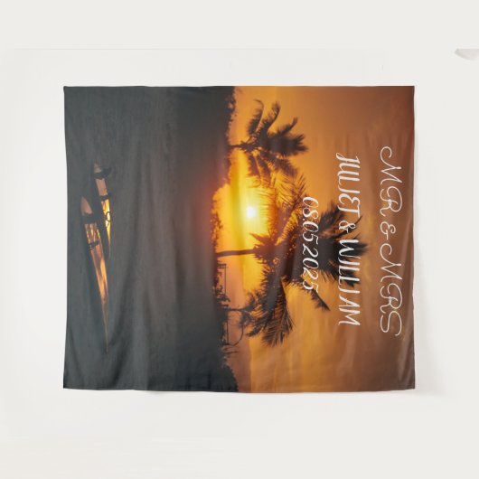 Tropisches Script Mr. & Mrs. Wedding Backdrop Bann Wandteppich (Vorderseite (Horizontal))