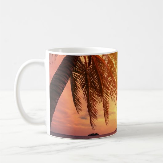 Tropisches Strandparadies: Serene Landschaft. Kaffeetasse (Links)