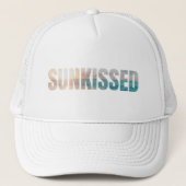 Tropisches Sunkissy Sunset Beach White Truckerkappe (Vorderseite)