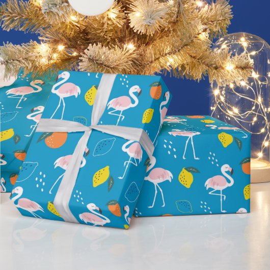 Tropisches Thema Flamingo Früchte auf blauem Hinte Geschenkpapier (Feiertage)